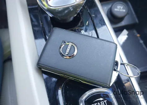 2023 Volvo Xc60 B5 Ultimate Bright Theme z USA, uszkodzony, nr VIN YV4L12DA6P1352459